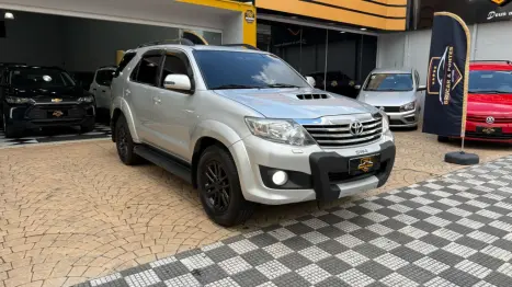 TOYOTA Hilux SW4 3.0 16V 4P SRV 4X4 7 LUGARES TURBO DIESEL AUTOMTICO, Foto 1