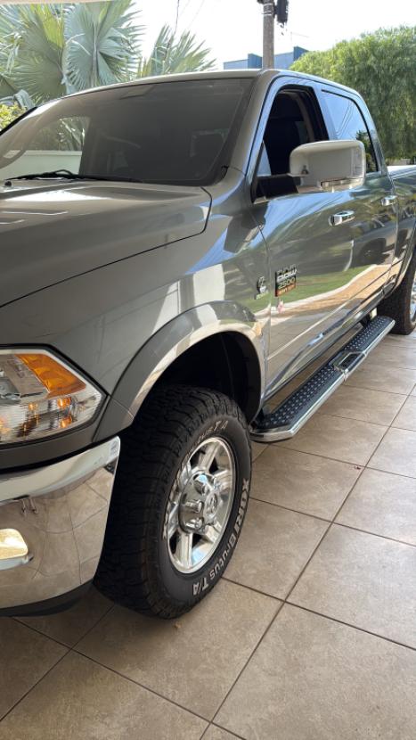 DODGE Ram 6.7 I6 24V 4P 2500 LARAMIE 4X4 TURBODIESEL  AUTOMÁTICO CABINE DUPLA, Foto 2