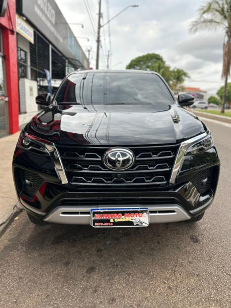 TOYOTA Hilux SW4 2.8 4P SRX 4X4 DIAMOND 7 LUGARES TURBO DIESEL AUTOMTICO, Foto 2