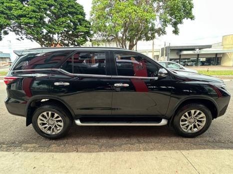 TOYOTA Hilux SW4 2.8 4P SRX 4X4 DIAMOND 7 LUGARES TURBO DIESEL AUTOMTICO, Foto 3