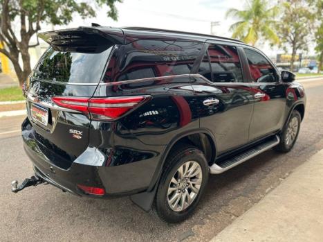 TOYOTA Hilux SW4 2.8 4P SRX 4X4 DIAMOND 7 LUGARES TURBO DIESEL AUTOMTICO, Foto 4