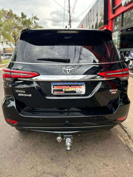 TOYOTA Hilux SW4 2.8 4P SRX 4X4 DIAMOND 7 LUGARES TURBO DIESEL AUTOMTICO, Foto 5
