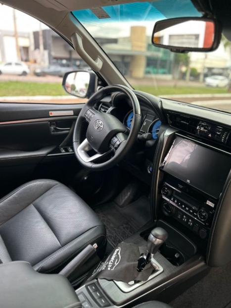 TOYOTA Hilux SW4 2.8 4P SRX 4X4 DIAMOND 7 LUGARES TURBO DIESEL AUTOMTICO, Foto 11