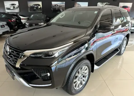 TOYOTA Hilux SW4 2.8 16V 4P SRX 4X4 7 LUGARES TURBO DIESEL AUTOMTICO, Foto 1