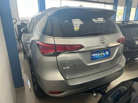 TOYOTA Hilux SW4 2.8 16V 4P SRX 4X4 7 LUGARES TURBO DIESEL AUTOMTICO, Foto 2