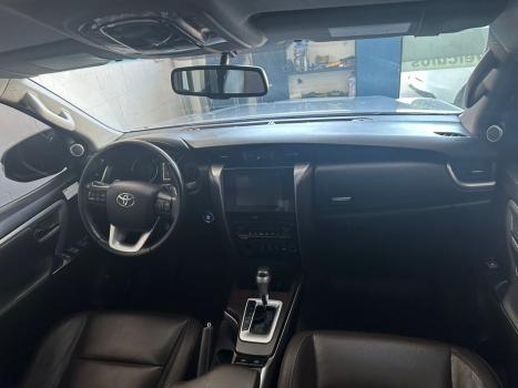 TOYOTA Hilux SW4 2.8 16V 4P SRX 4X4 7 LUGARES TURBO DIESEL AUTOMTICO, Foto 3