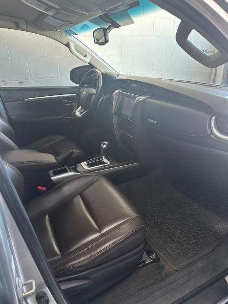 TOYOTA Hilux SW4 2.8 16V 4P SRX 4X4 7 LUGARES TURBO DIESEL AUTOMTICO, Foto 5