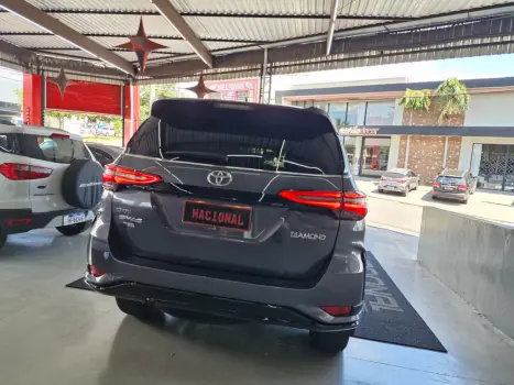 TOYOTA Hilux SW4 2.8 4P SRX 4X4 DIAMOND 7 LUGARES TURBO DIESEL AUTOM�TICO, Foto 6