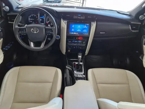 TOYOTA Hilux SW4 2.8 4P SRX 4X4 DIAMOND 7 LUGARES TURBO DIESEL AUTOM�TICO, Foto 11