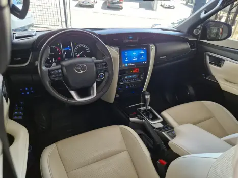 TOYOTA Hilux SW4 2.8 4P SRX 4X4 DIAMOND 7 LUGARES TURBO DIESEL AUTOM�TICO, Foto 12