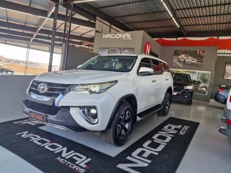 TOYOTA Hilux SW4 2.8 4P SRX 4X4 DIAMOND 7 LUGARES TURBO DIESEL AUTOMTICO, Foto 2