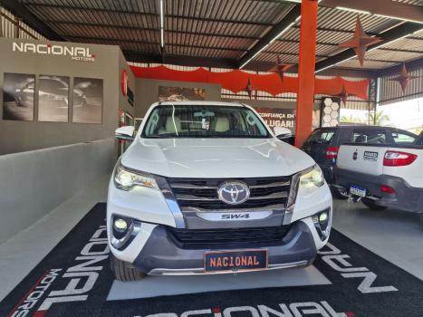TOYOTA Hilux SW4 2.8 4P SRX 4X4 DIAMOND 7 LUGARES TURBO DIESEL AUTOMTICO, Foto 3