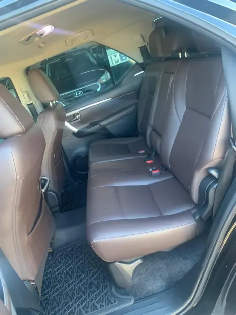 TOYOTA Hilux SW4 2.8 16V 4P SRX 4X4 7 LUGARES TURBO DIESEL AUTOMTICO, Foto 3