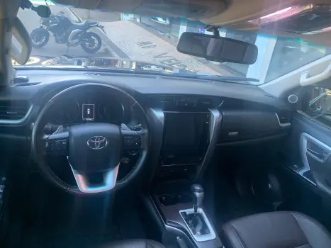 TOYOTA Hilux SW4 2.8 16V 4P SRX 4X4 7 LUGARES TURBO DIESEL AUTOMTICO, Foto 7