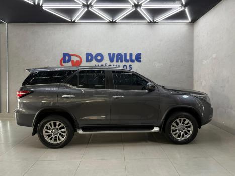 TOYOTA Hilux SW4 2.8 16V 4P SRX 4X4 7 LUGARES TURBO DIESEL AUTOMTICO, Foto 2