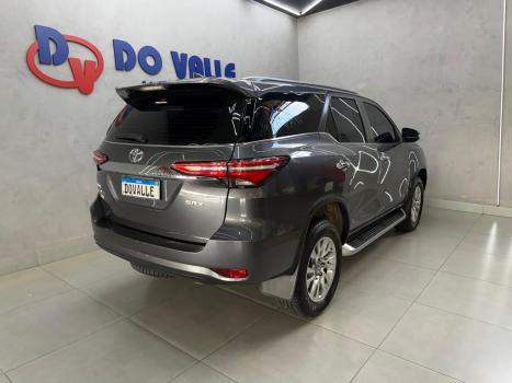 TOYOTA Hilux SW4 2.8 16V 4P SRX 4X4 7 LUGARES TURBO DIESEL AUTOMTICO, Foto 3