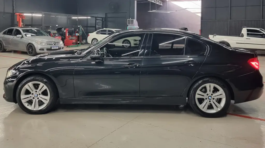 BMW 320I - Foto
