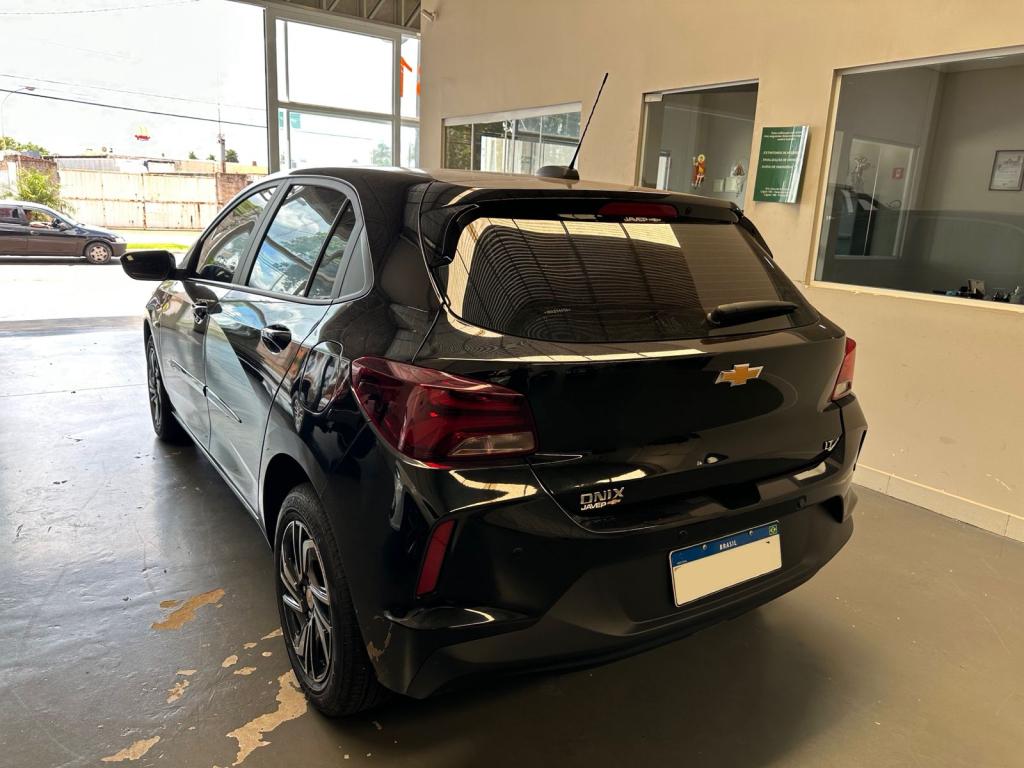 CHEVROLET Onix Hatch - Foto