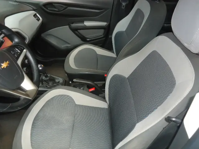 CHEVROLET Onix Hatch - Foto