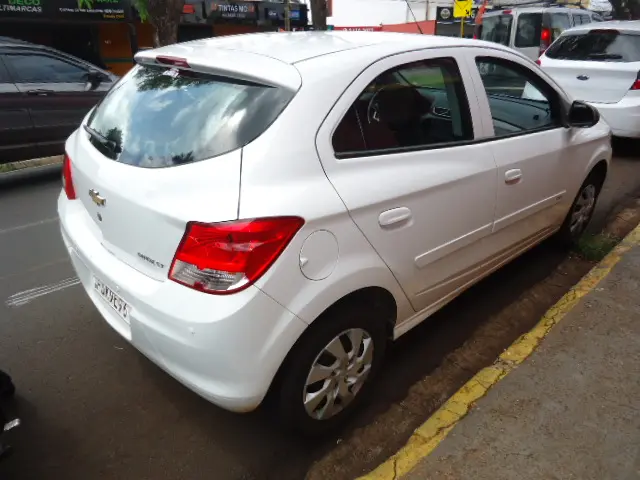 CHEVROLET Onix Hatch - Foto