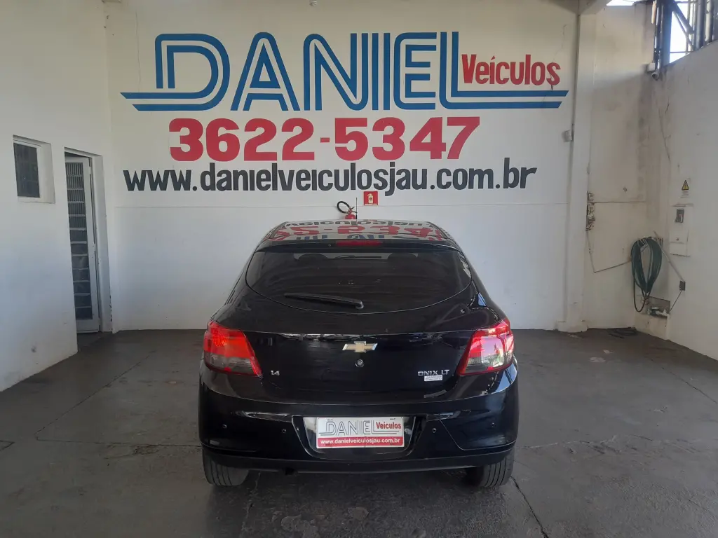 CHEVROLET Onix Hatch - Foto