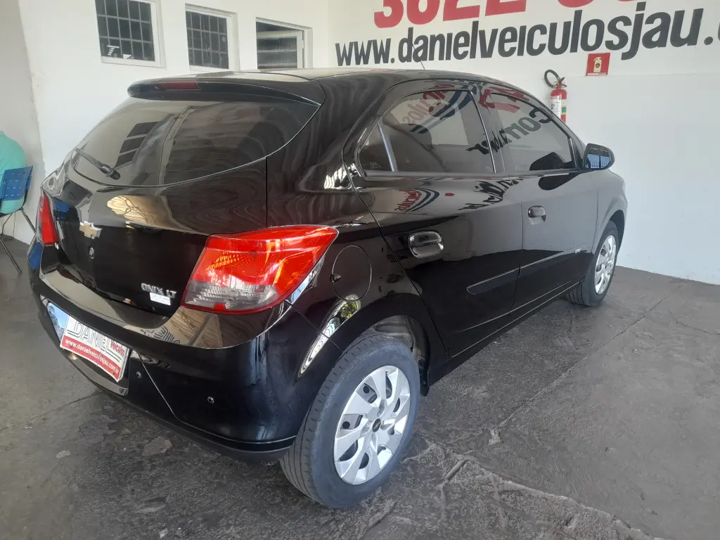 CHEVROLET Onix Hatch - Foto