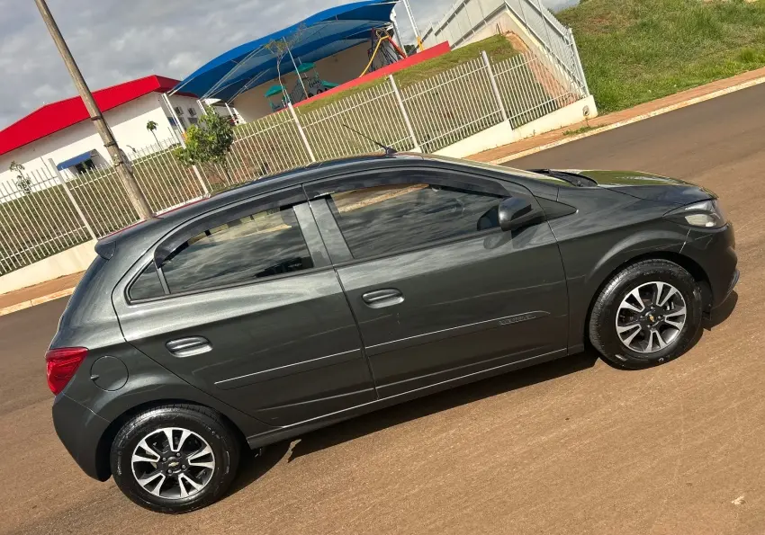 CHEVROLET Onix Hatch - Foto