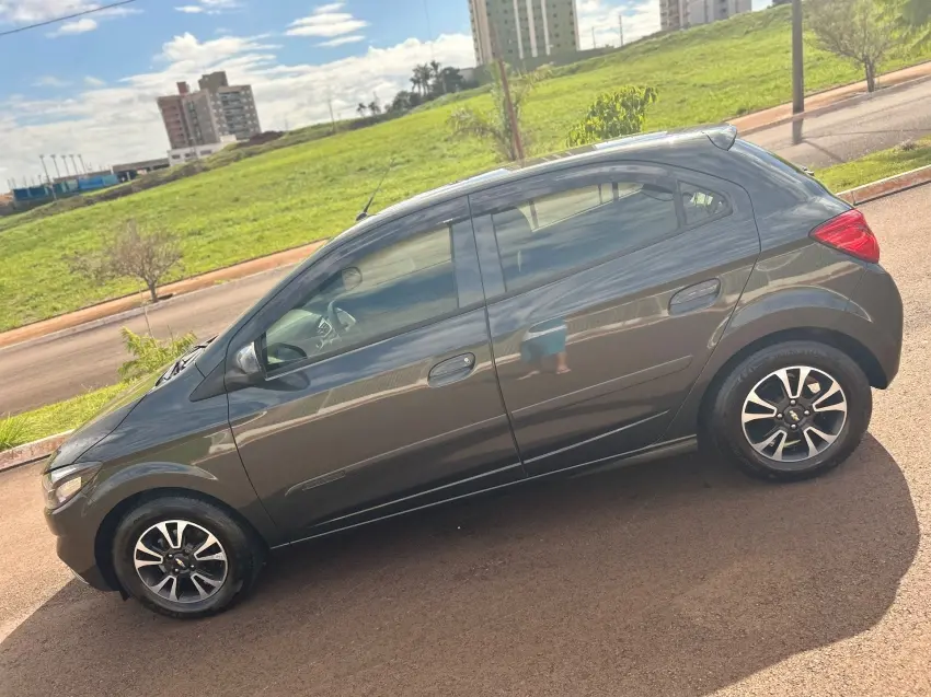 CHEVROLET Onix Hatch - Foto