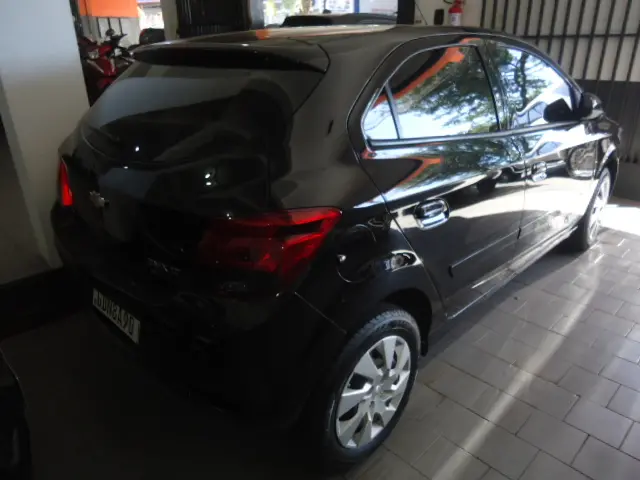 CHEVROLET Onix Hatch - Foto