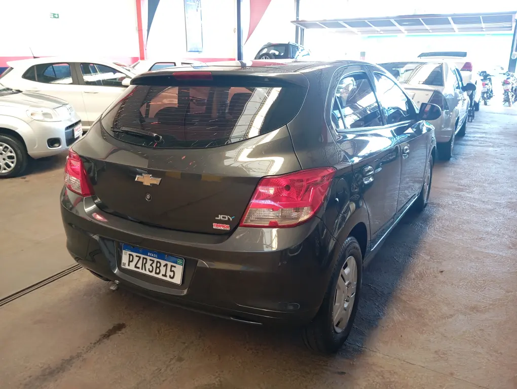 CHEVROLET Onix Hatch - Foto