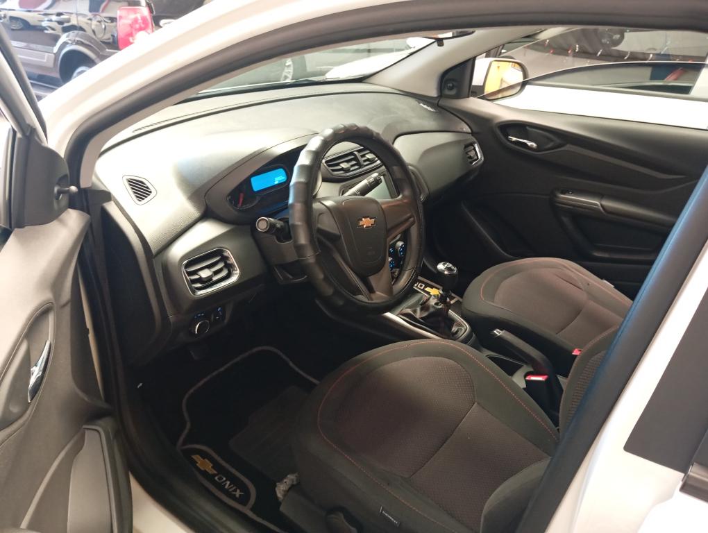 CHEVROLET Onix Hatch - Foto