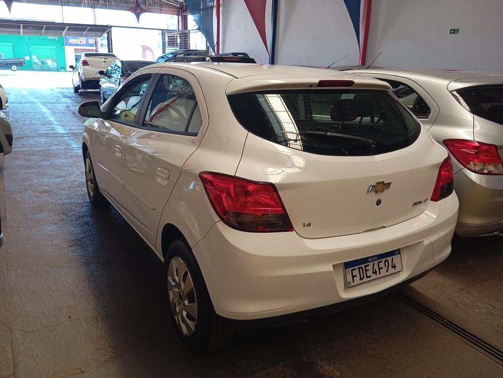 CHEVROLET Onix Hatch - Foto