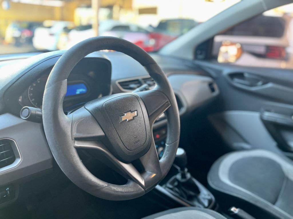 CHEVROLET Onix Hatch - Foto