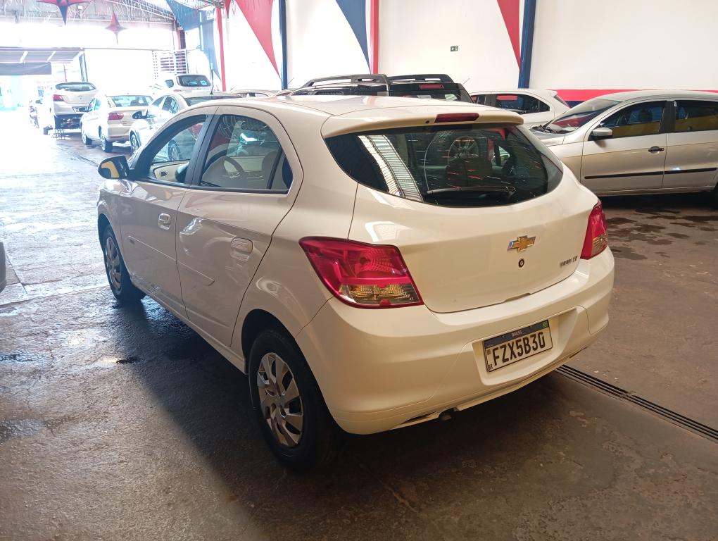 CHEVROLET Onix Hatch - Foto