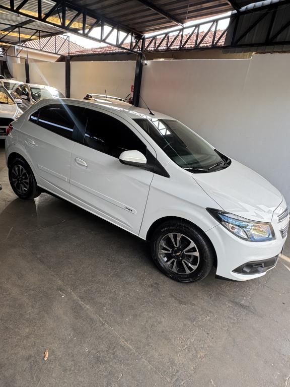 CHEVROLET Onix Hatch - Foto