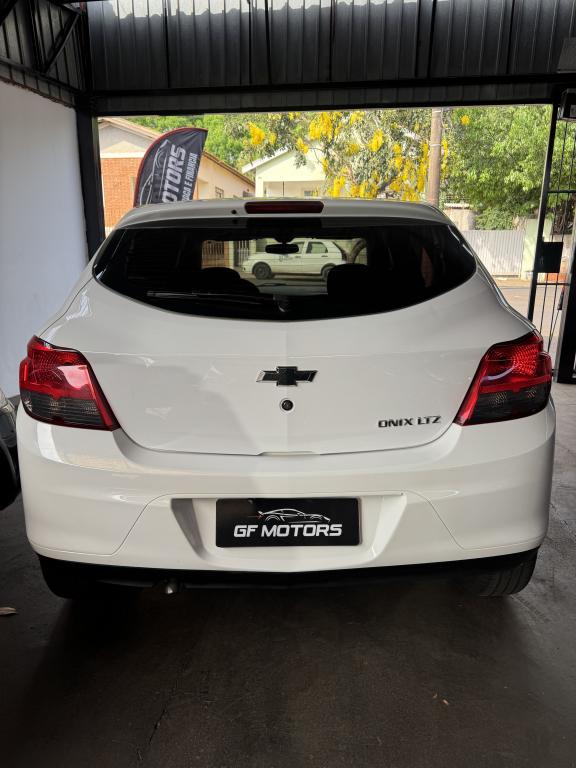 CHEVROLET Onix Hatch - Foto