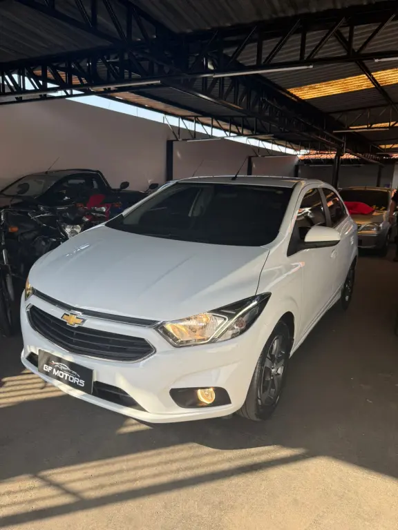 CHEVROLET Onix Hatch - Foto