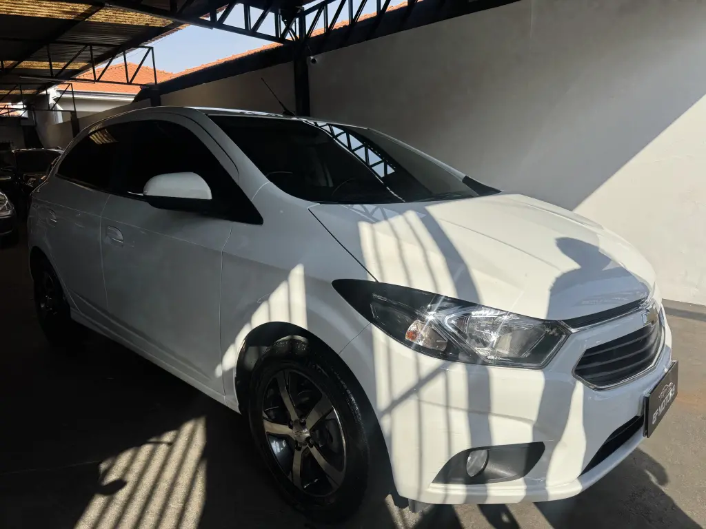 CHEVROLET Onix Hatch - Foto