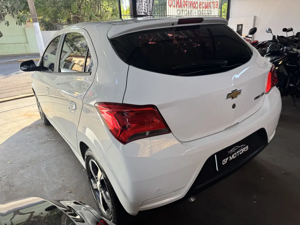 CHEVROLET Onix Hatch - Foto