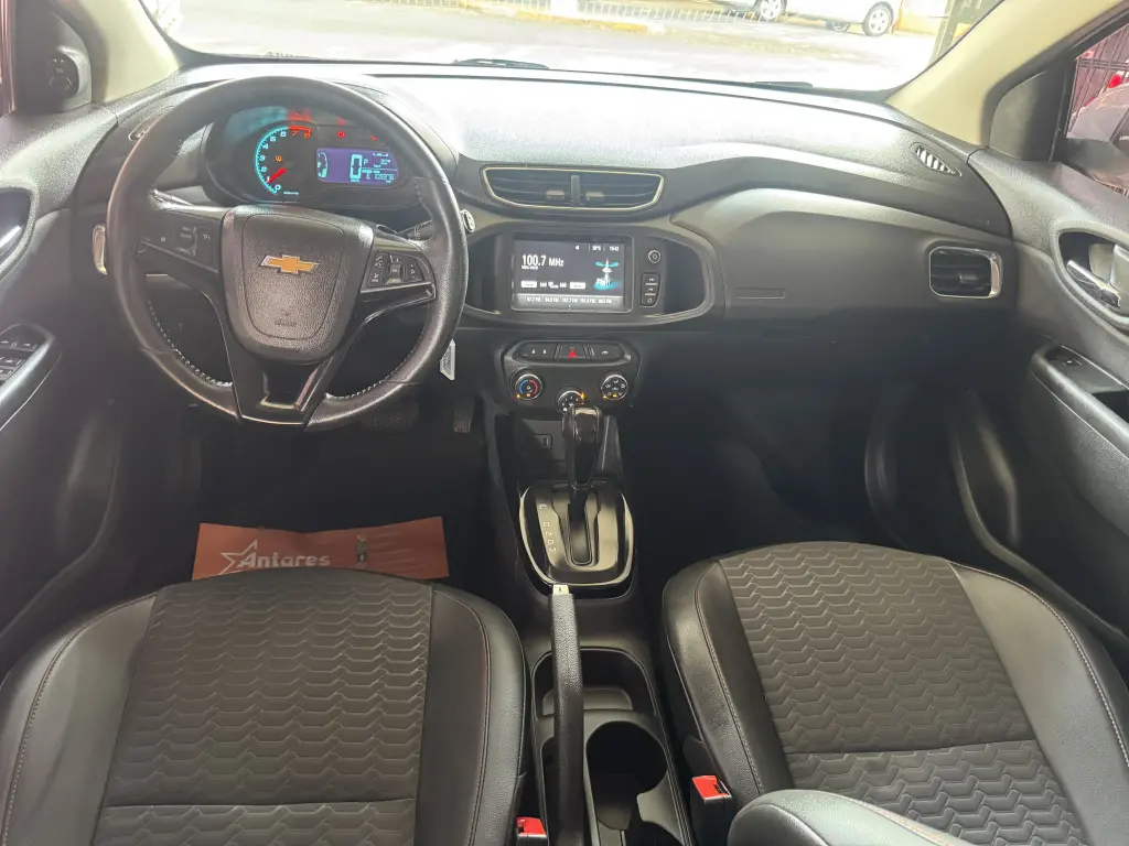 CHEVROLET Onix Hatch - Foto