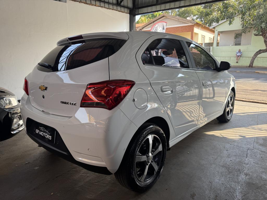 CHEVROLET Onix Hatch - Foto