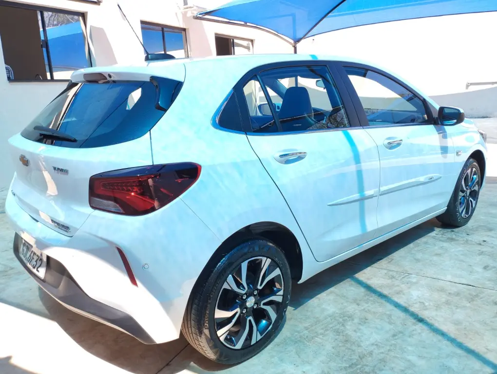 CHEVROLET Onix Hatch - Foto