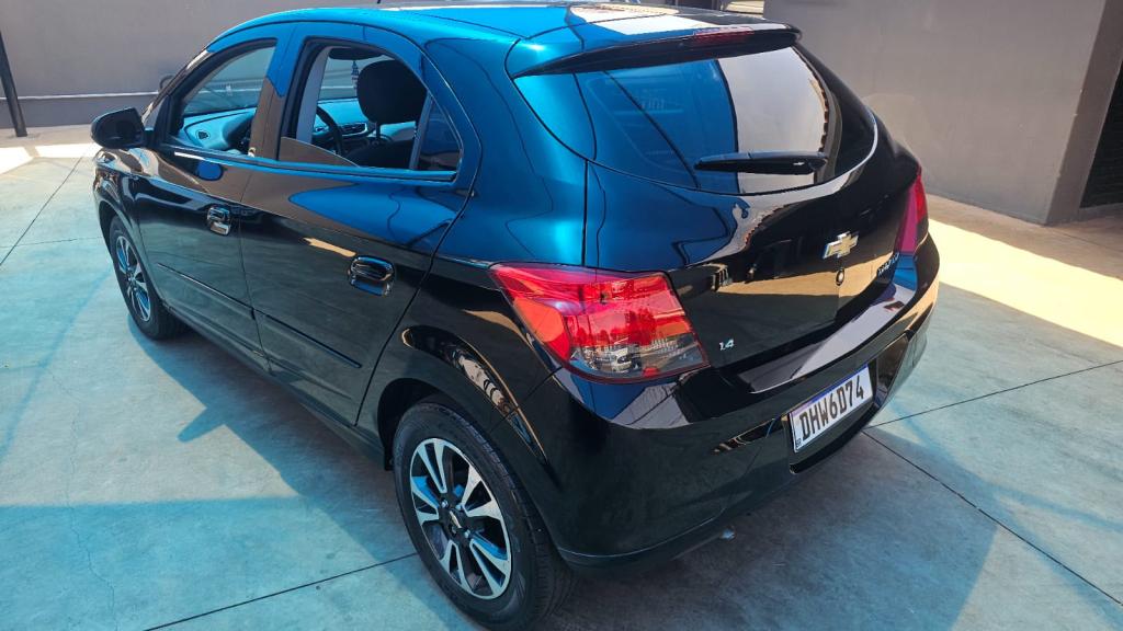 CHEVROLET Onix Hatch - Foto