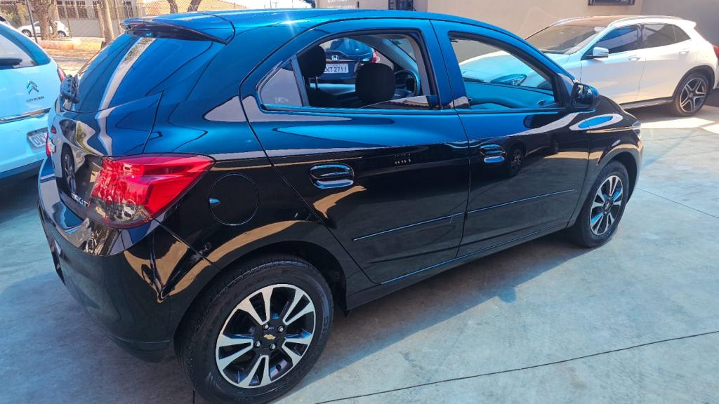 CHEVROLET Onix Hatch - Foto