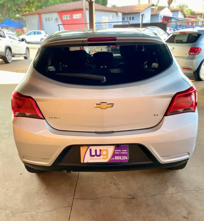 CHEVROLET Onix Hatch - Foto