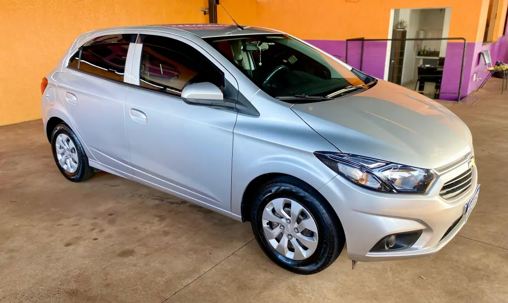 CHEVROLET Onix Hatch - Foto