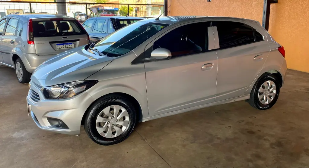 CHEVROLET Onix Hatch - Foto