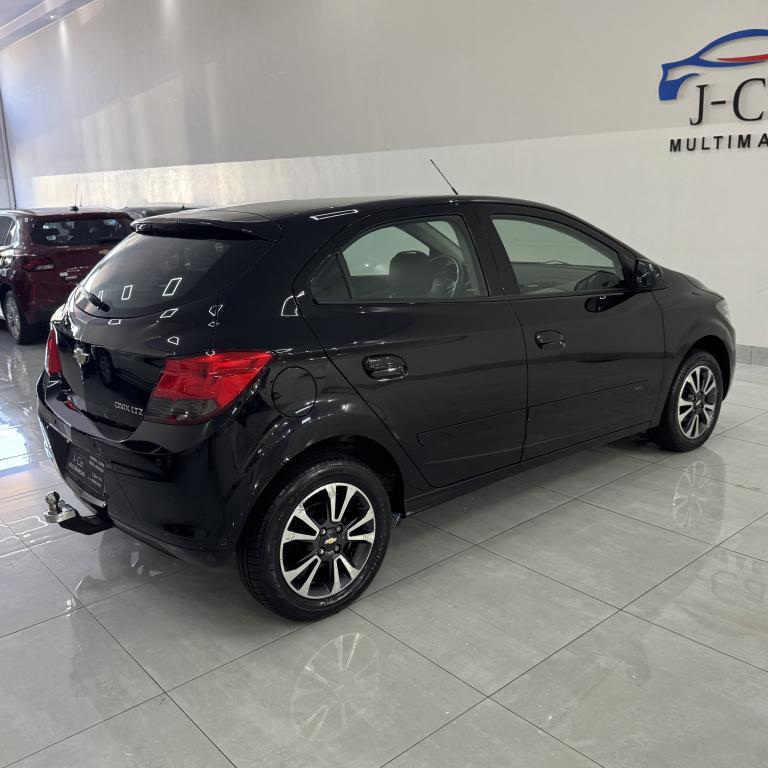 CHEVROLET Onix Hatch - Foto