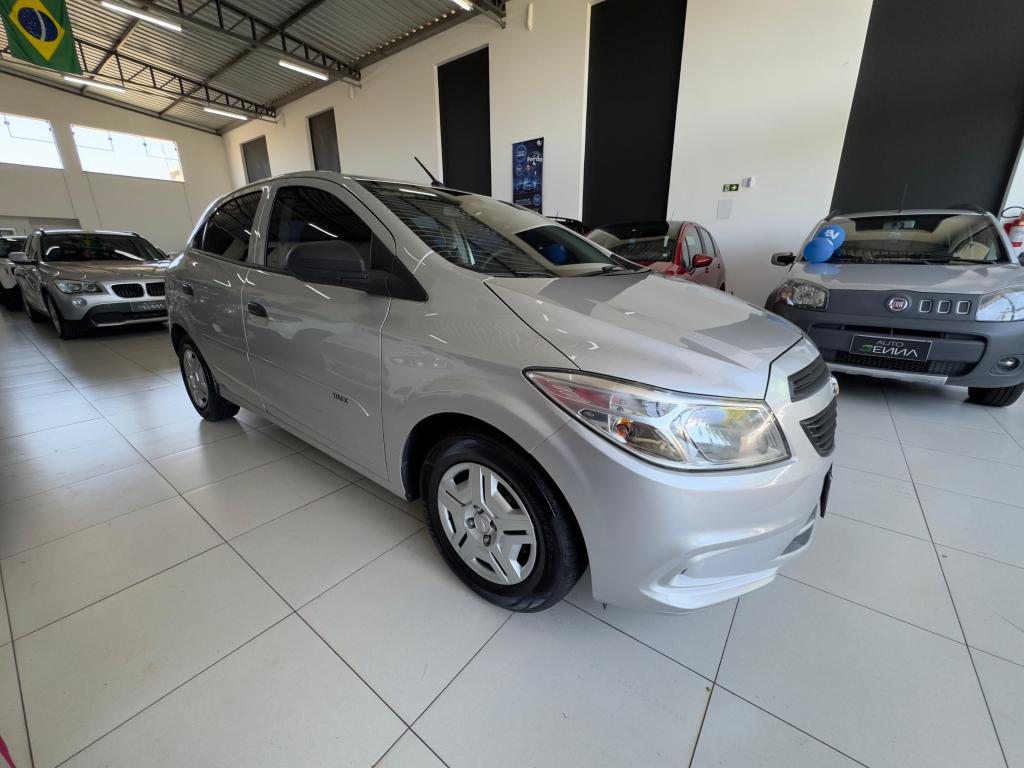 CHEVROLET Onix Hatch - Foto