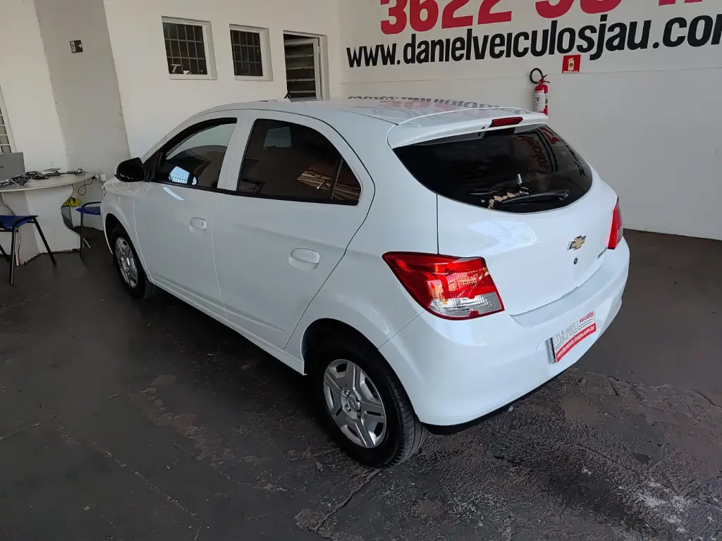 CHEVROLET Onix Hatch - Foto